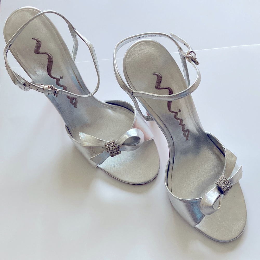 NINA Metallic Silver Bow Sandals Pumps Heels Size 7.5